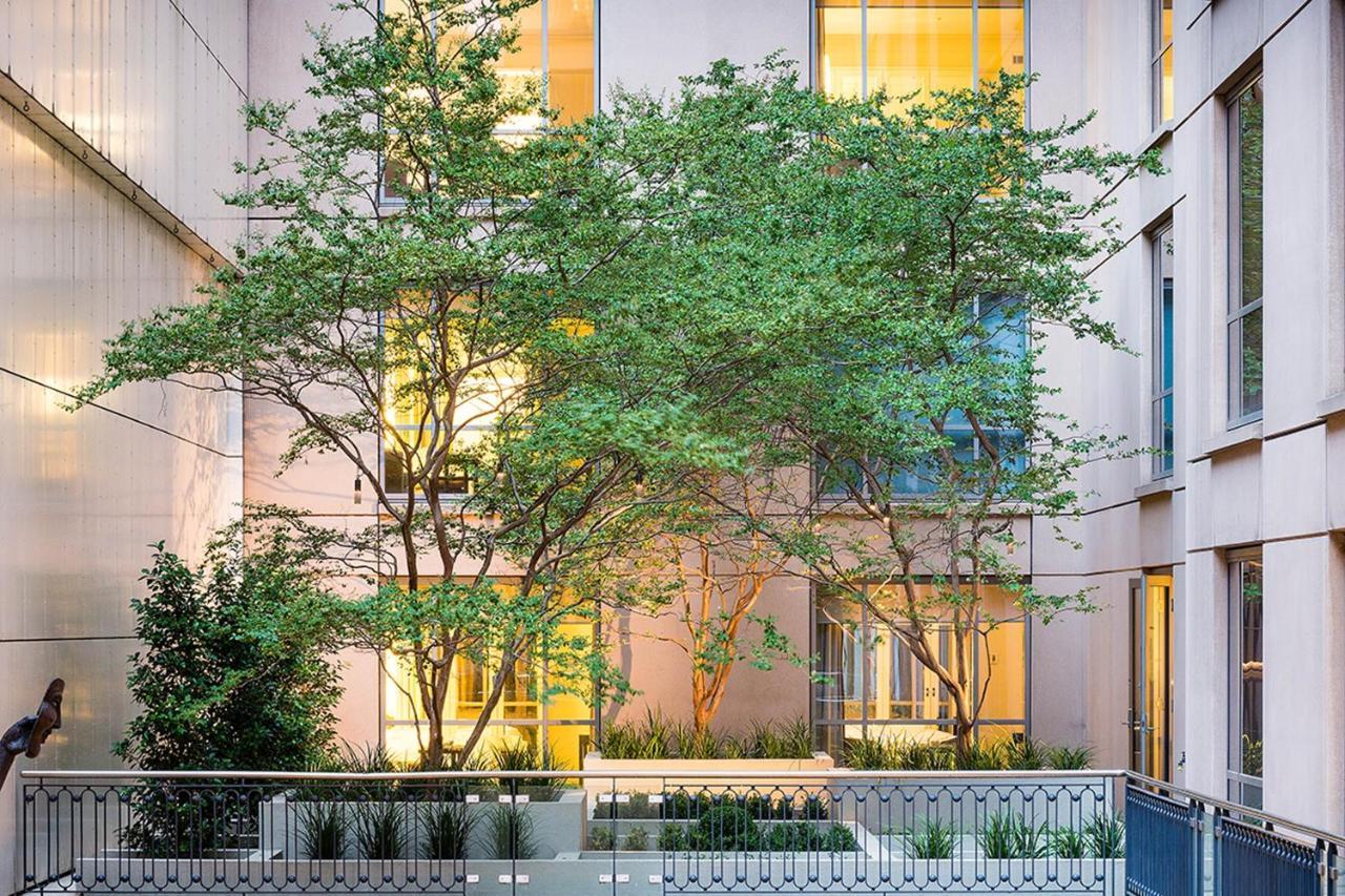 The Westin Melbourne Hotel Eksteriør billede The courtyard at the center of the building