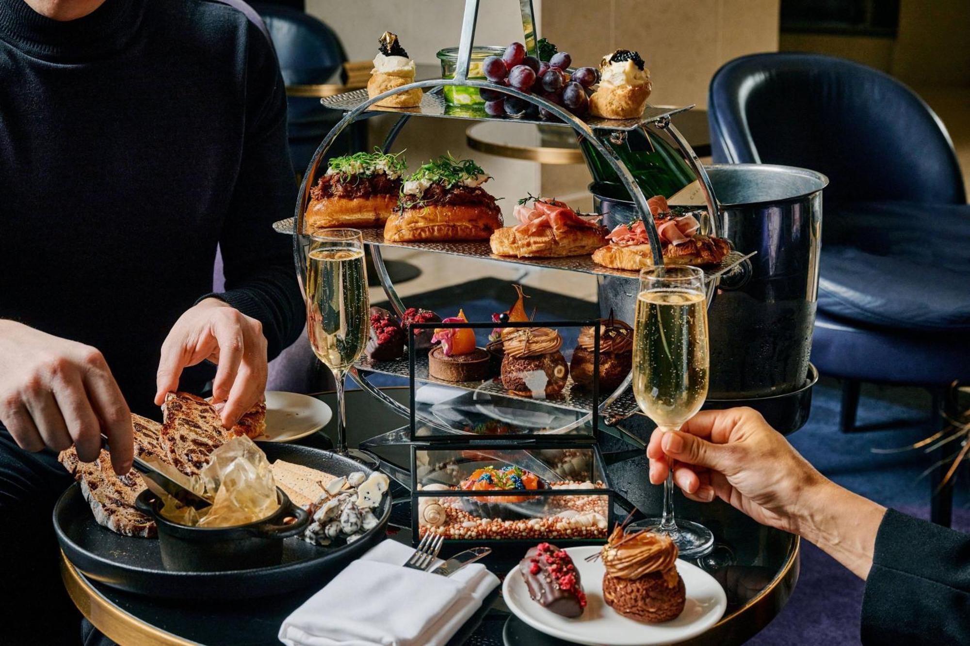 The Westin Melbourne Hotel Eksteriør billede Afternoon tea at the Mandarin Oriental, London
