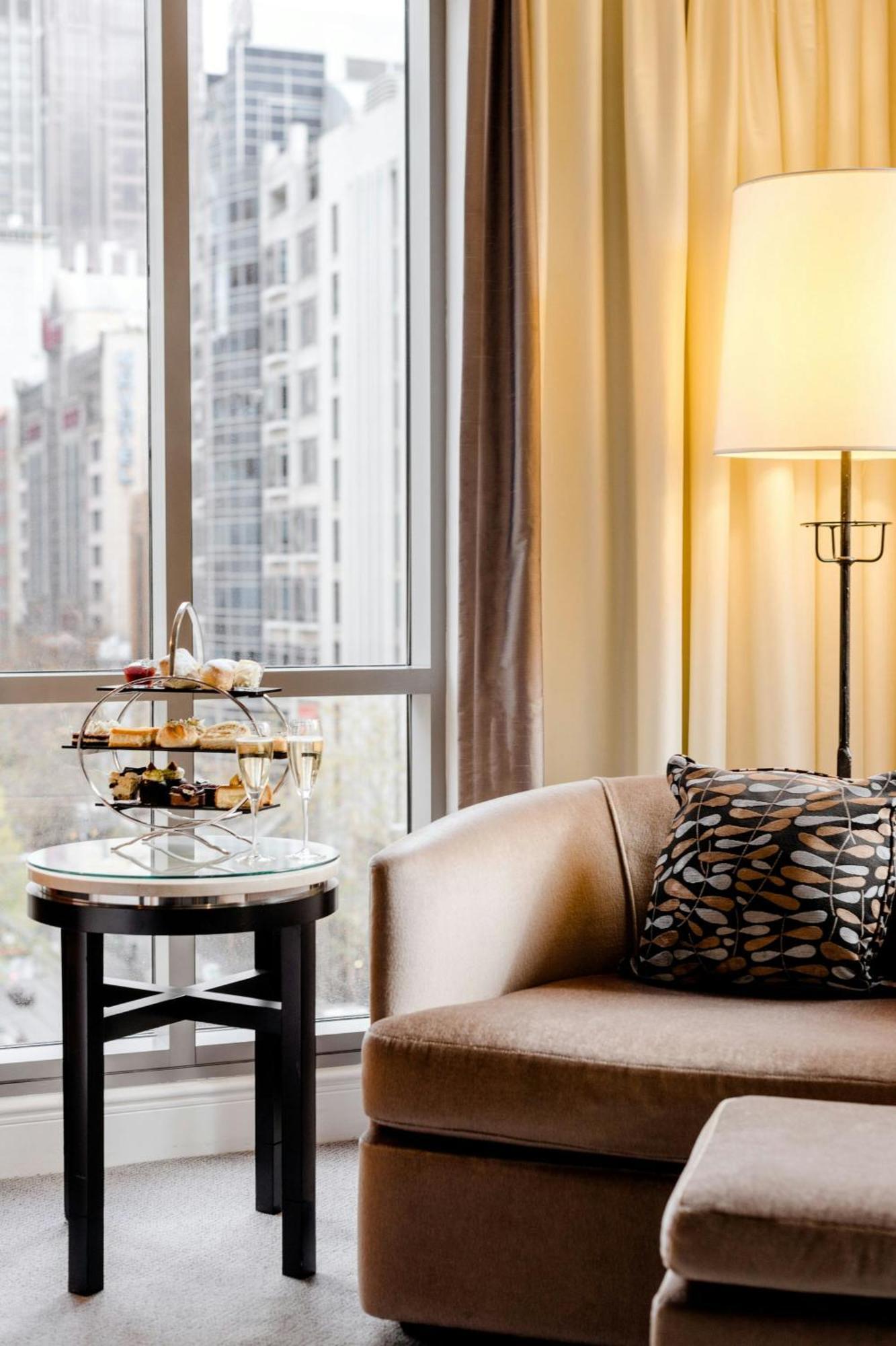 The Westin Melbourne Hotel Eksteriør billede Afternoon tea at The Landmark, Hong Kong